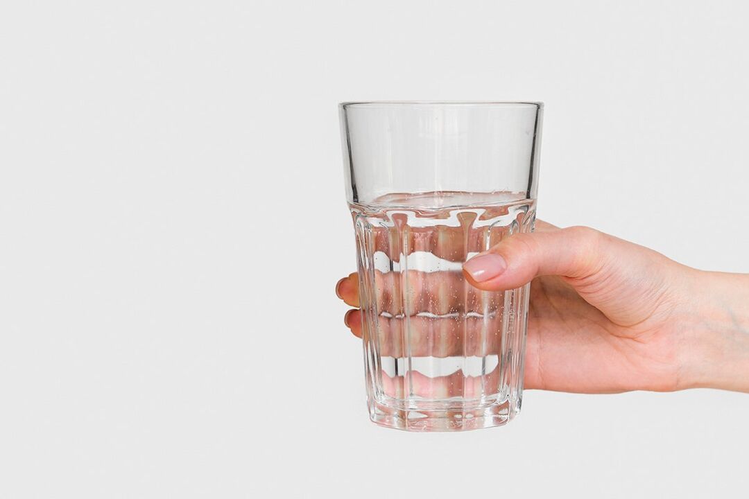 Un verre d'eau avec de la poudre diluée zxcvbnmqwert